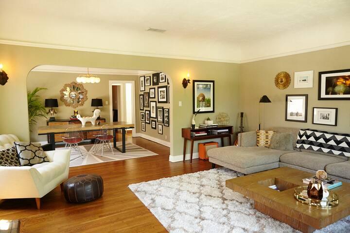 Super Hip, Stylish 2 Bedroom Apt in Miracle Mile gallery image 2