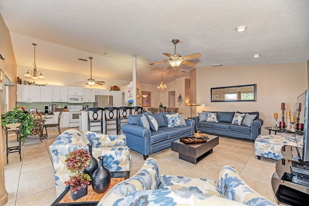 Open concept Living Room with Pullout Queen Sofabed