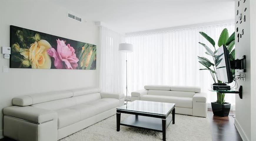 Luxurious condo in the heart of downtown