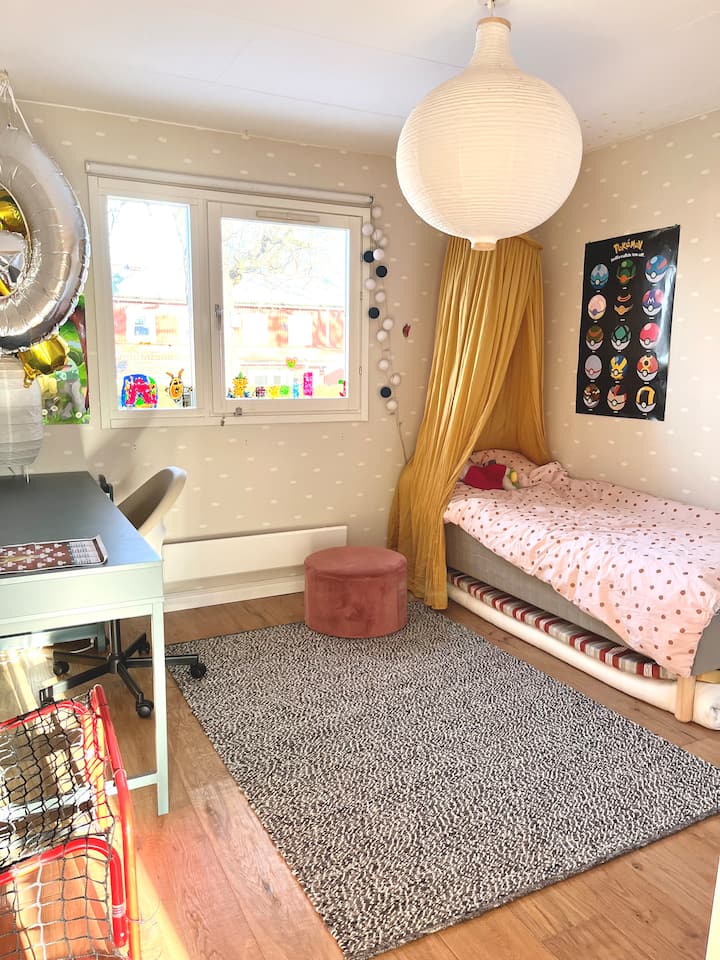 Druhé poschodie. Tretia spálňa, 90 cm posteľ s priestorom na extra 90 cm matrac na podlahe. 