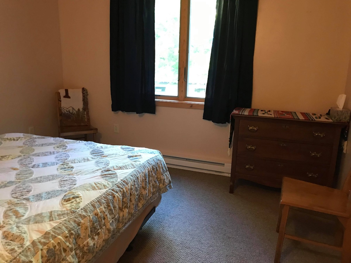 Cama queen en el dormitorio 1