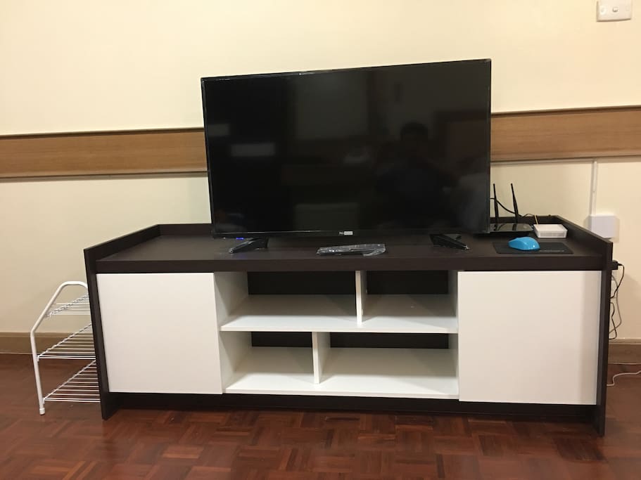 42” Smart TV Set