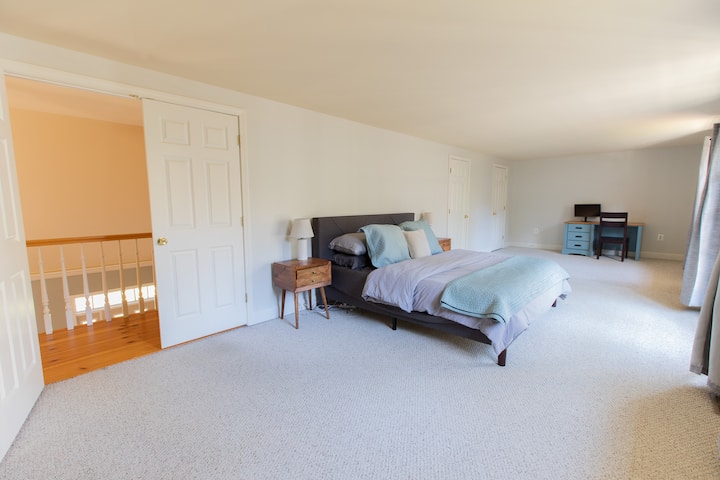 Основна спалня (двойно легло king size с бюро)