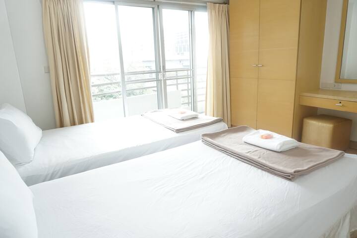 CBD BKK, 15PAX, 1min walk to BTS, Family room gallery image 3