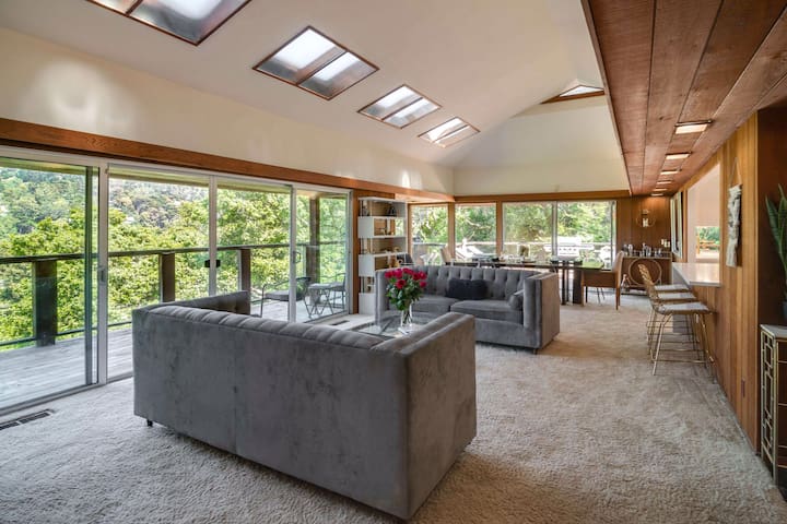 Architectural Gem Mid Century Modern in the Trees gallery image 2