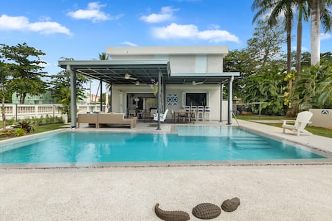 Capri Beach House, beach, pool & pickle ball court