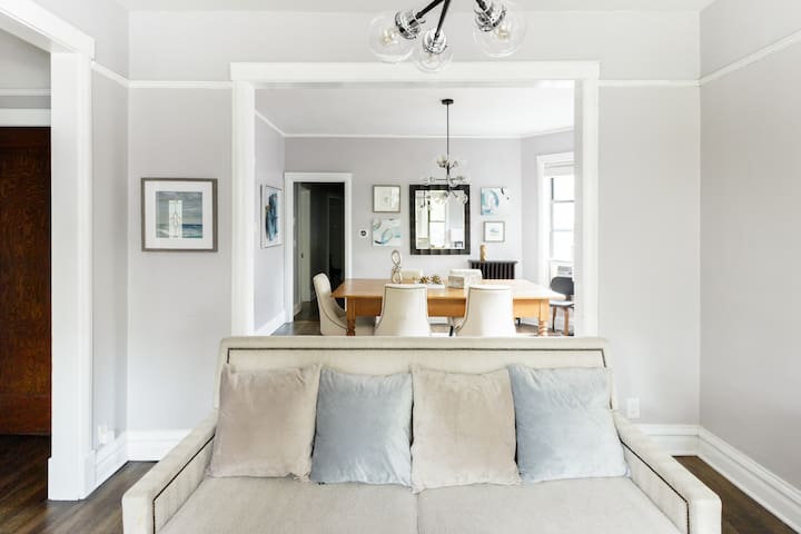 Contemporary Apartment Near Wrigley Field w/ Yard gallery image 4