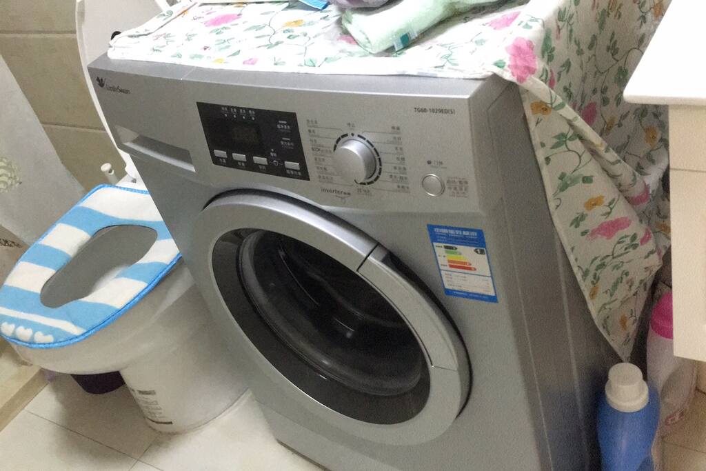 有洗衣机,可以洗衣服哦