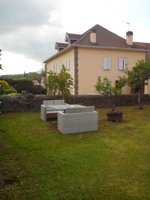 Salon de jardin extensible et barbecue