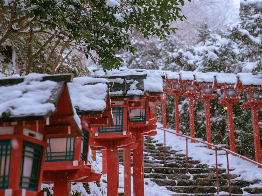积雪的贵船神社 美到令人窒息 京都旅游攻略 尽在airbnb爱彼迎 积雪的贵船神社 美到令人窒息 京都旅游攻略 尽在airbnb爱彼迎