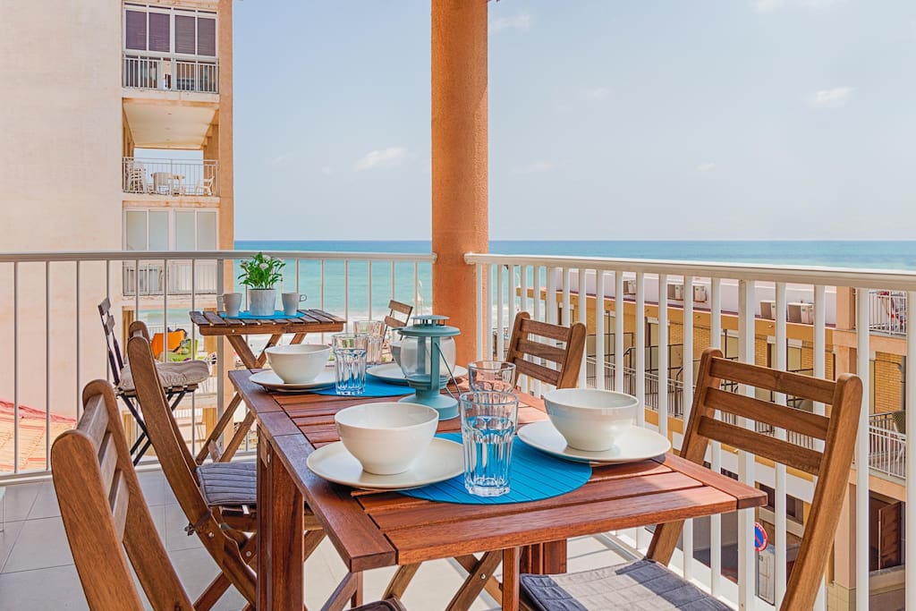 Balcony with sea views. Perfect for breakfast, lunch and dinners