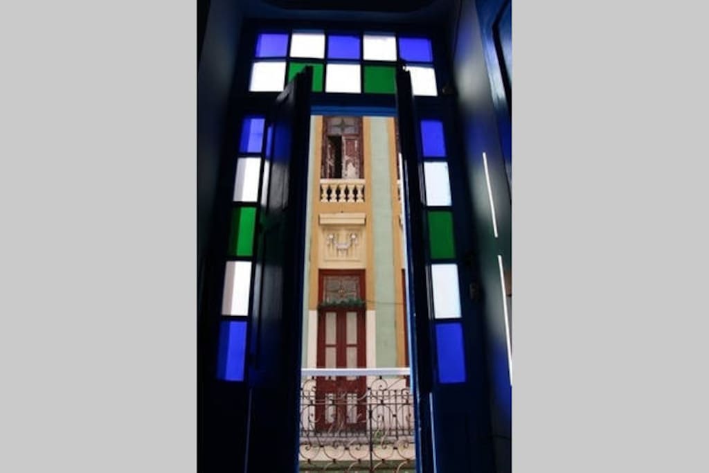 sin duda sus colores y la vista de la arquitectura del edificio del frente