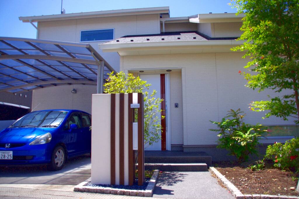 外から見た玄関です。
Entrance from outside.