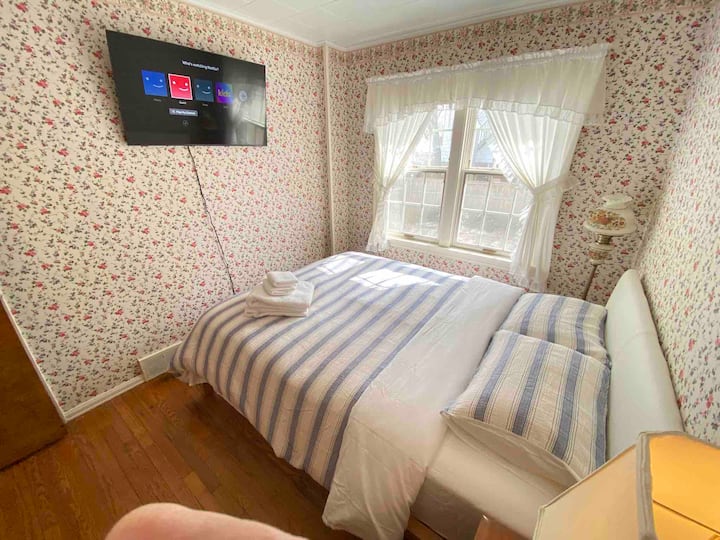 Dormitorio Queen mediano con nuevo marco de encanto 2.0 y nuevo televisor samsung 4k.  

Mejora el edredón, las almohadas y la caja de pañuelos para que coincida con el papel pintado de esta habitación para disfrutar de una experiencia retro muy trippy.  Consulta de antemano. : )

Pared de la ventana de 102pulgadas
Pared del televisor de 134 pulgadas con puerta
