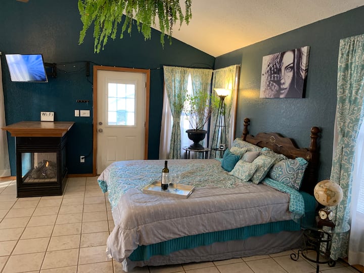 Spacious Room with Hot Tub and Private Entrance Guest suites for Rent
