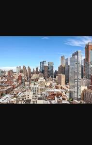 Modern Room in the heart of Manhattan(just female)