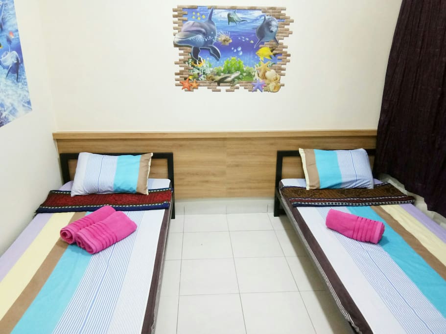Room 2 (2 single beds)