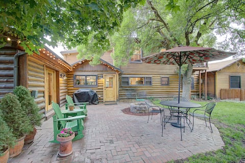 5 BR(sleeps 16) Luxury Cabin-Prime location-Hottub