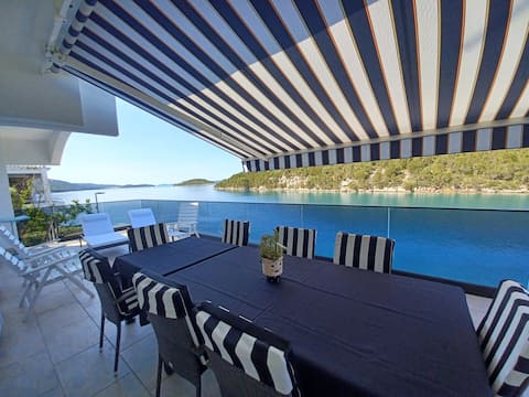 Spacious seafront vacation home