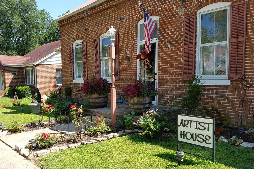 ARTIST HOUSE BnB 2 Bed and breakfasts for Rent in Hermann, Missouri