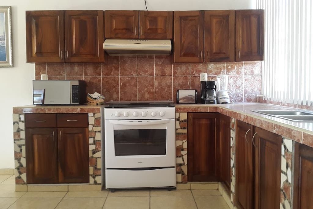 cocina completamente equipada