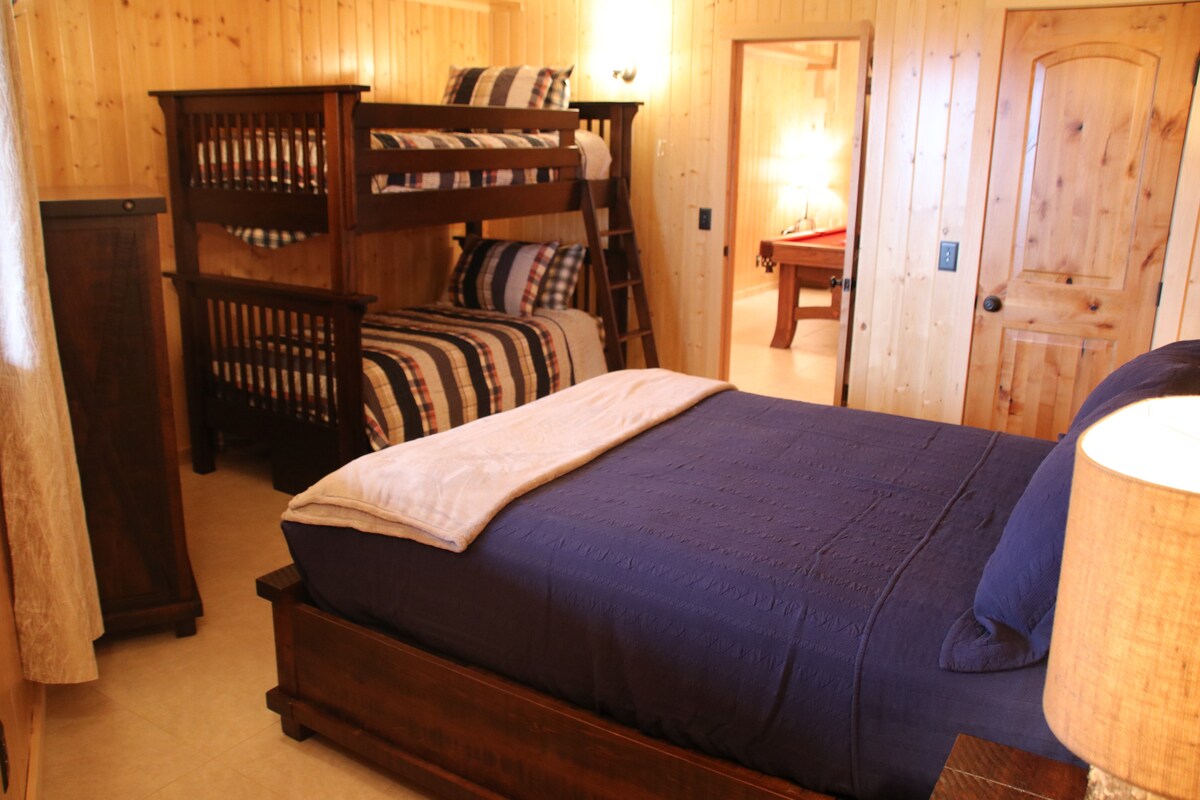 Spálňa na spodnom poschodí vpravo