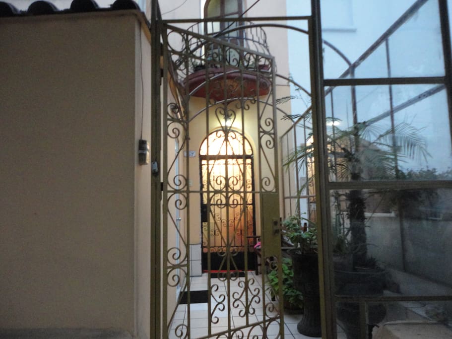 Hermosa entrada al departamente una casa de estilo renobada y limpia pero consevando su belleza .