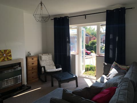 M&M 2 bed flat - Up to 4 guests - near station