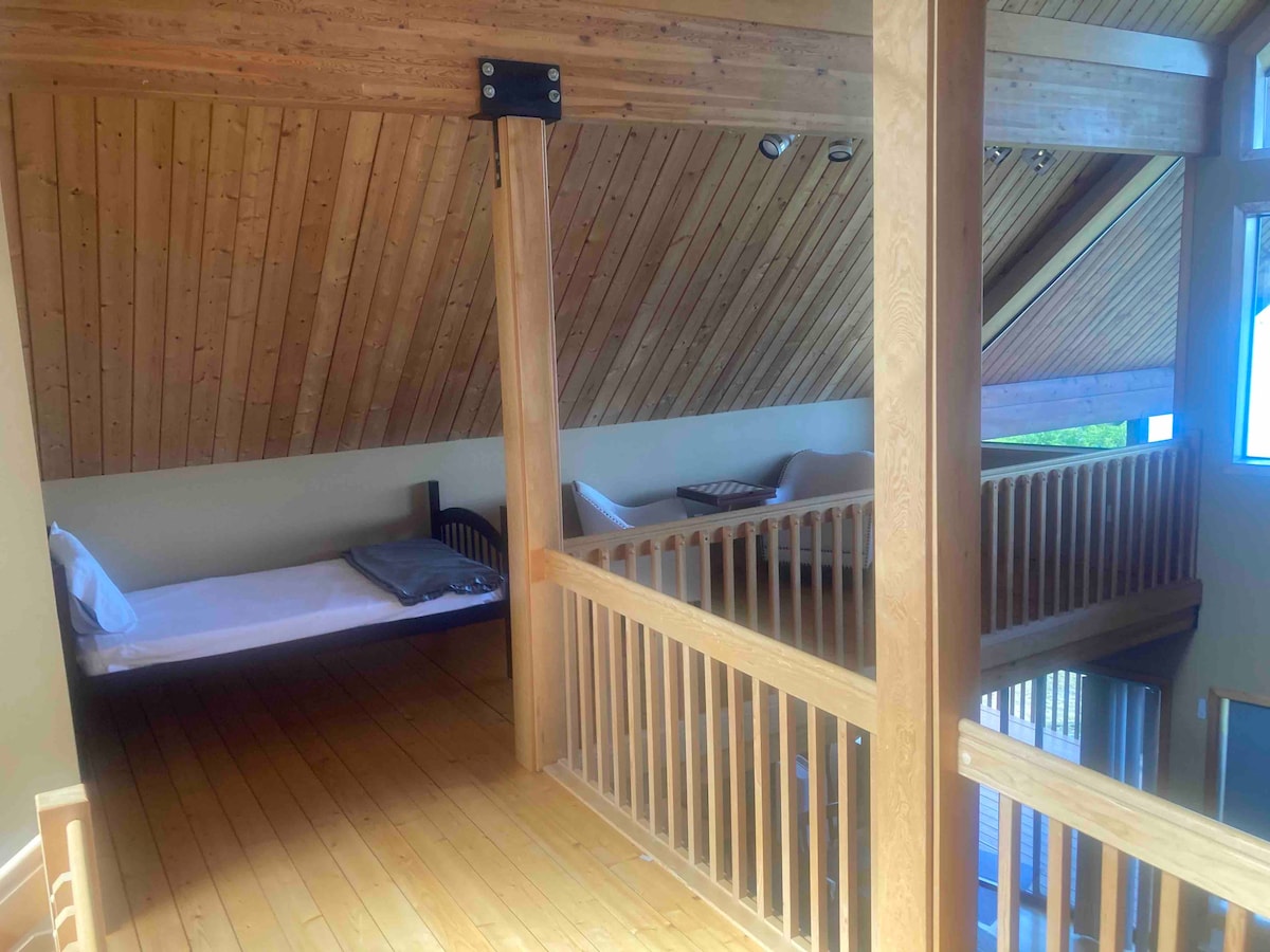 Двойно легло в таванското помещение. 