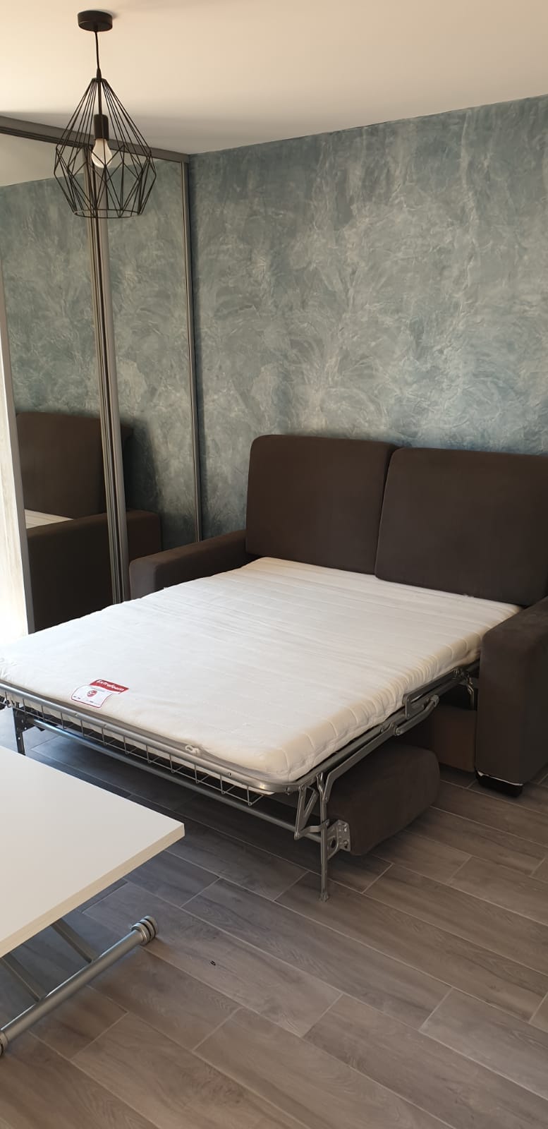 Armario con espacio para colgar la ropa, sofá cama 