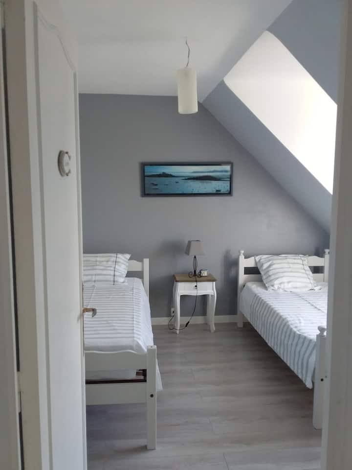 спалня 3 на горния етаж с малък изглед към морето