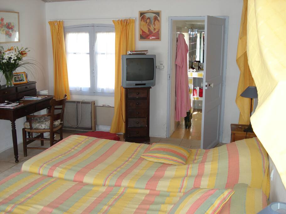 suite parentale avec salle de bain et tele