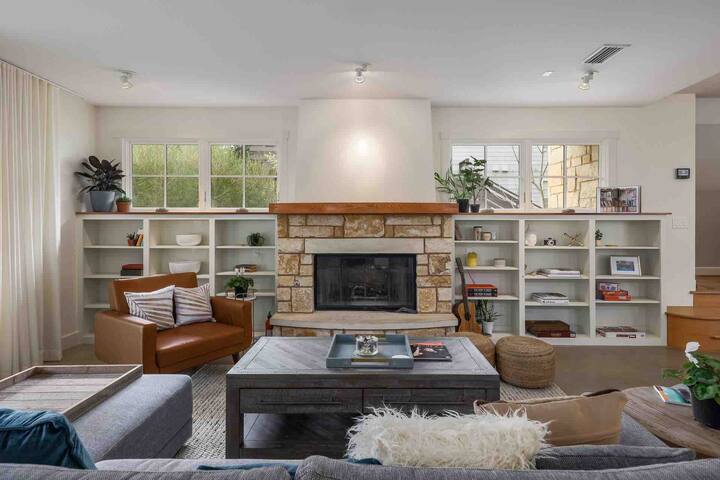 Clarksville Modern Luxury Vacation Home gallery image 3