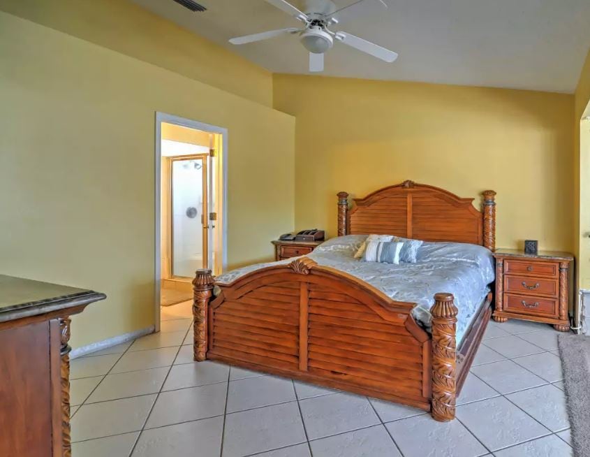 Dormitorio principal con cama tamaño king y baño privado