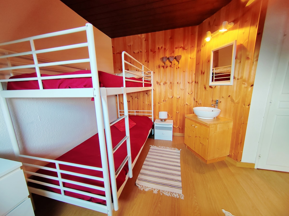 Phòng ngủ số1
1 giường đơn và 1 giường tầng
Giường: (x3) 90x190cm
Chăn bông: (x3) 140 x 220 cm
Gối: (x3) 65 x 65 cm  