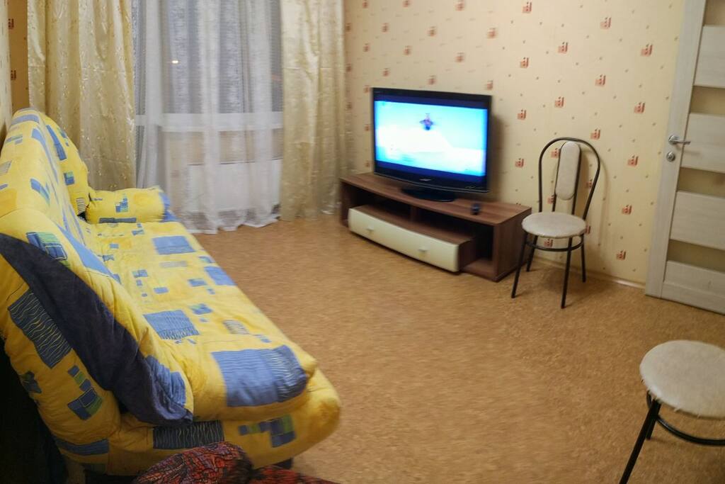 Диван и телевизор