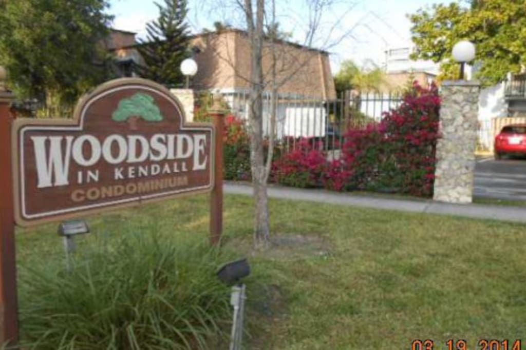 Building entrance, close to Dadeland mall metro station, shopping centers & grocery stores