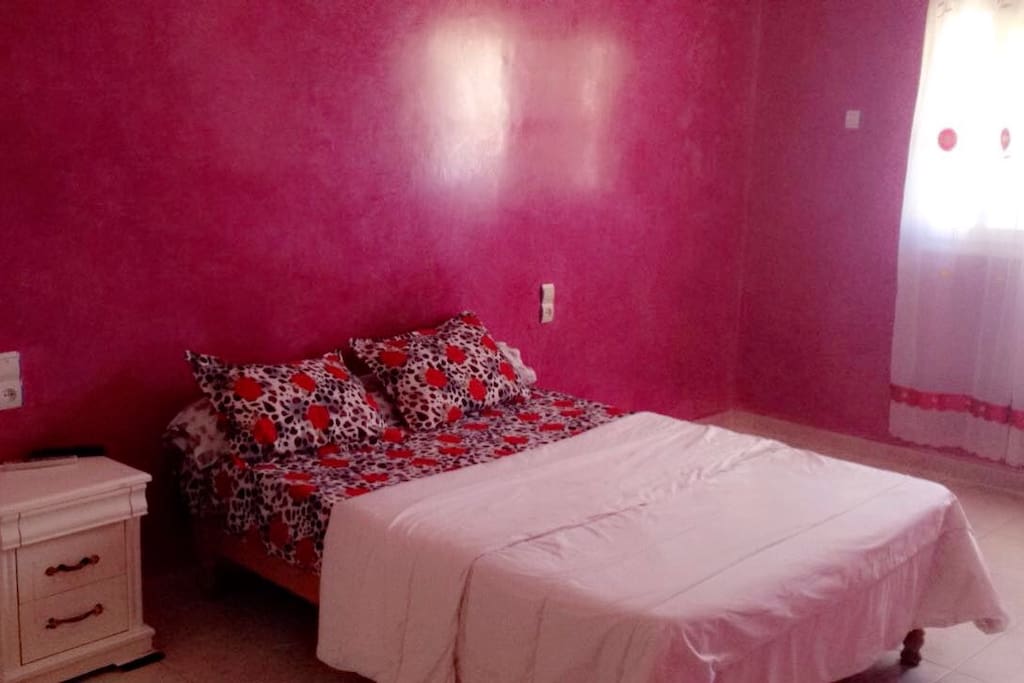Une chambre avec un lit double