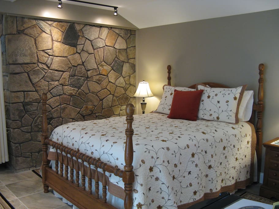 Guest Suite Queen Bed