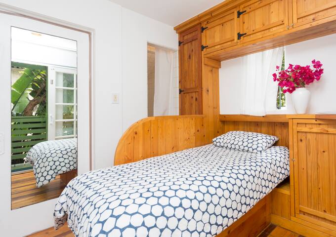 Tiny Studio in Prime Venice! Walk to the Beach!