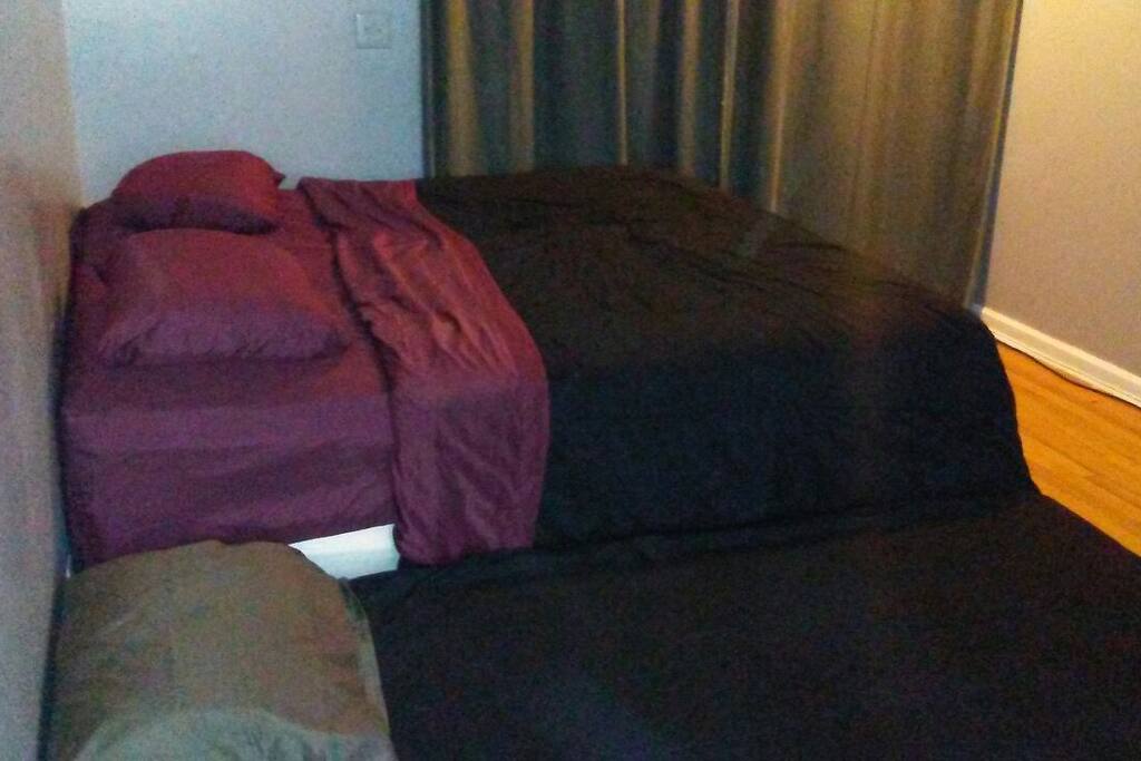Queen memory foam bed, sooooo comfortable!!