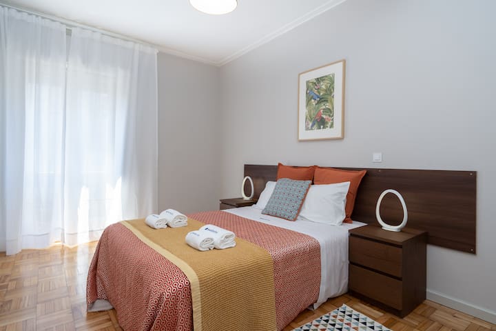 Deluxe Bright Flats w/ Netflix by HostWise