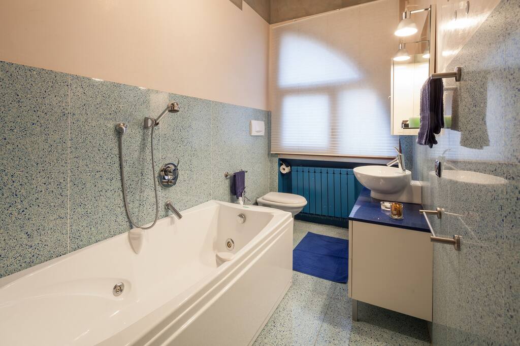 Bagno con idromassaggio / Bad mit Whirlpool bathroom with jacuzzi