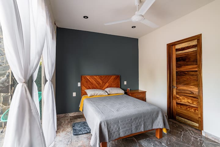 ห้องนอนคู่มีระเบียงที่มองเห็นทางเข้าบ้าน 