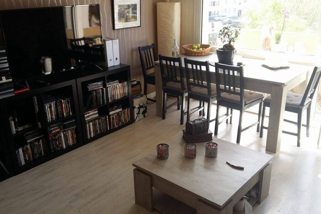 Salon avec balcon, vue sur la Seine