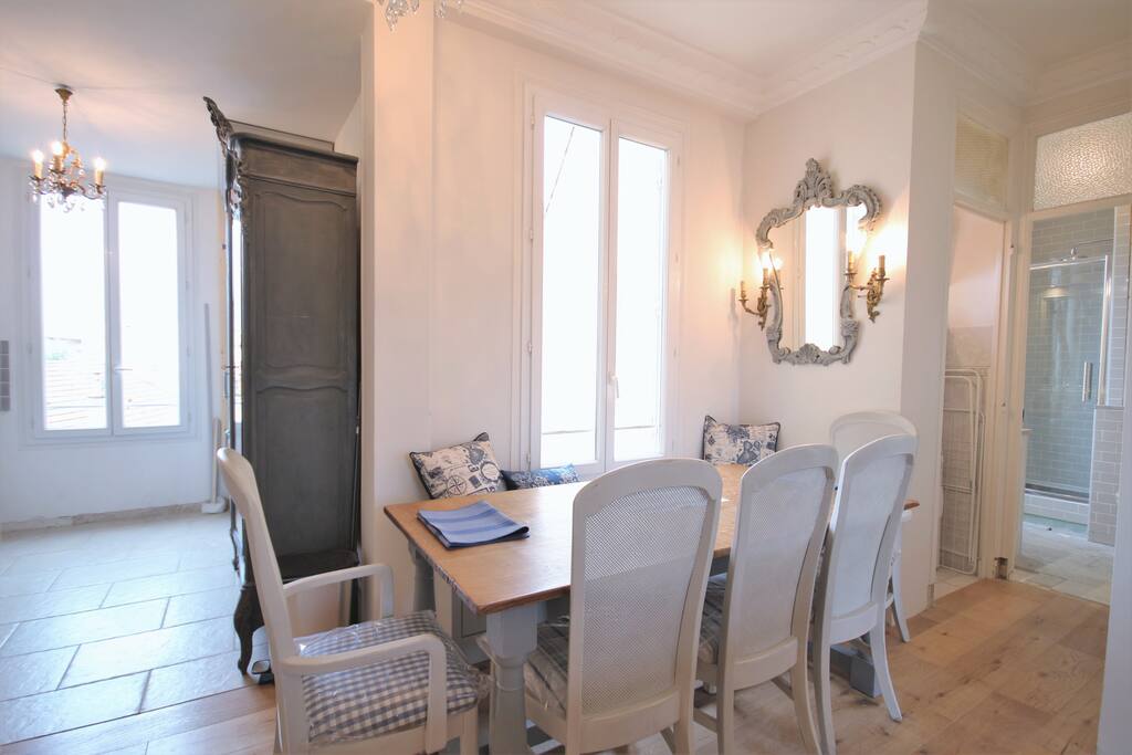 Salle à manger entre la cuisine et le salon