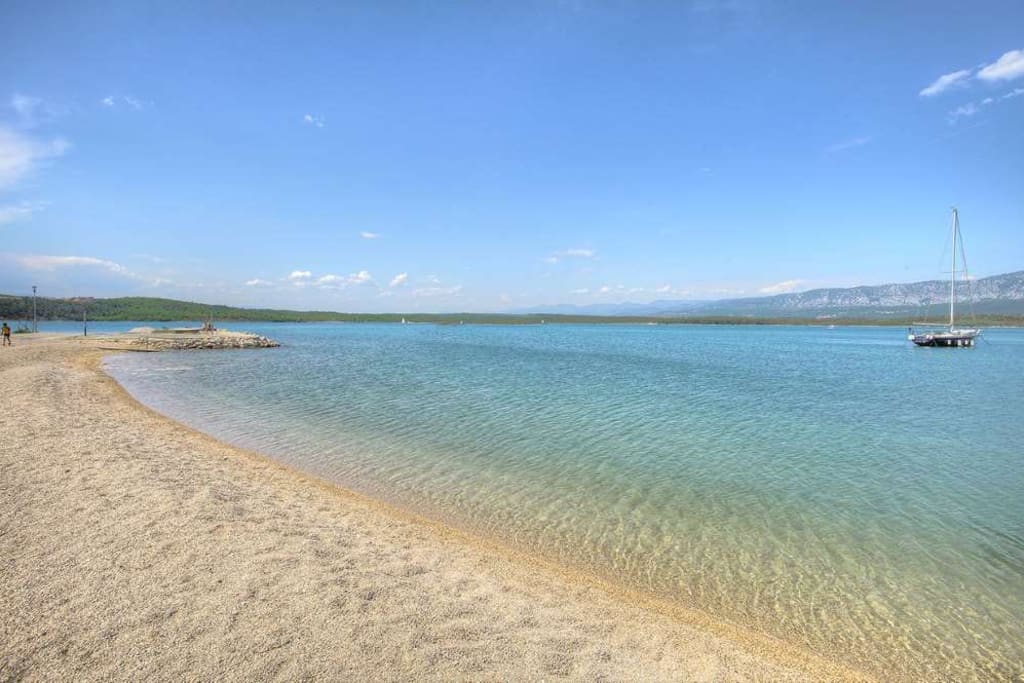 Pogled na obližnju plažu u uvali Soline