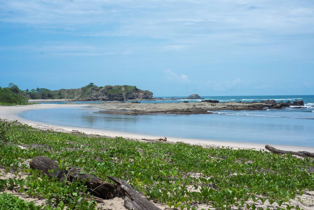 Playa Pelada directly out back, a short 10min
walk to that point takes you to playa guiones