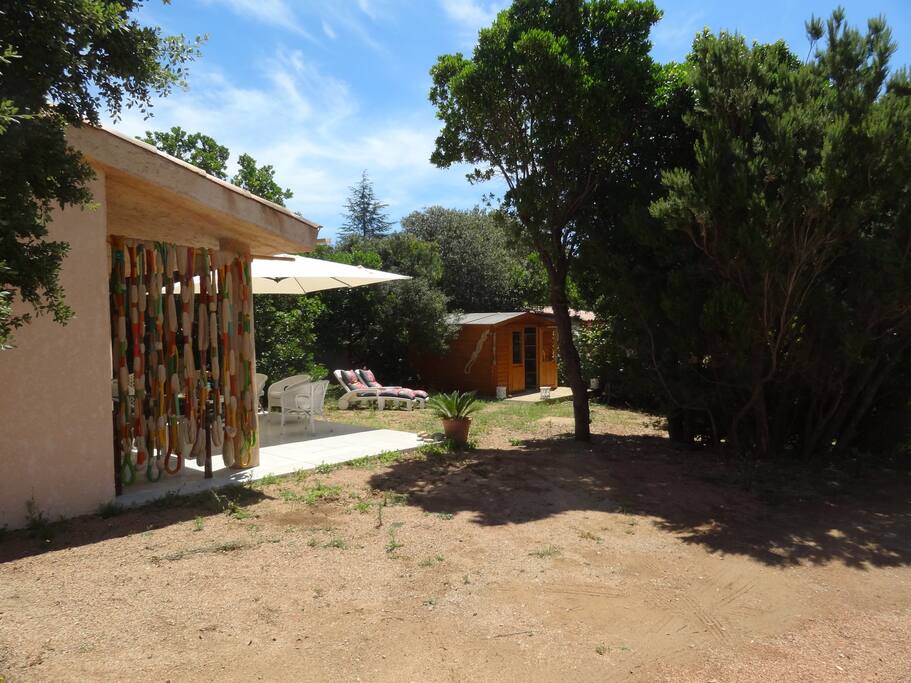 Le jardin vu du portail