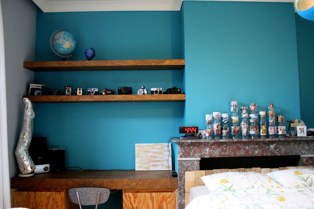 The bedroom with desk.